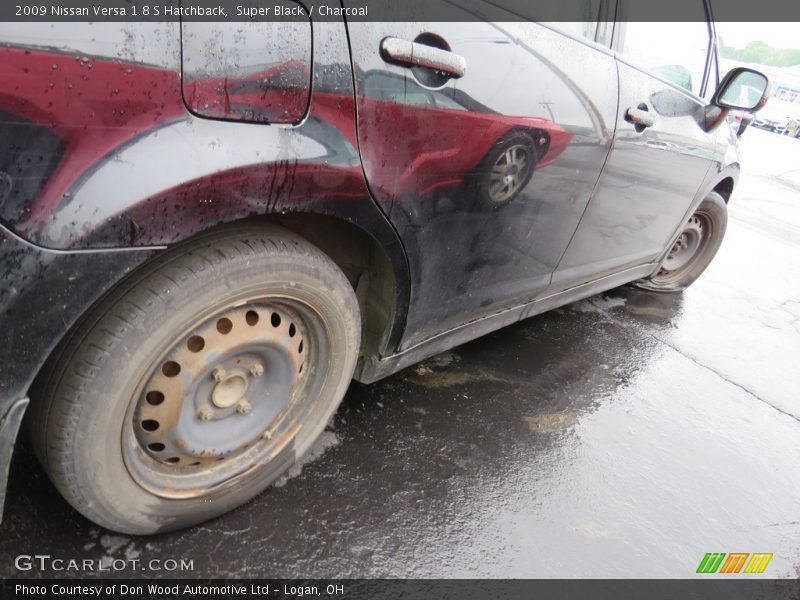 Super Black / Charcoal 2009 Nissan Versa 1.8 S Hatchback