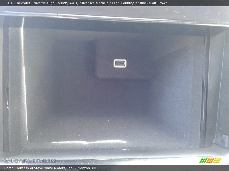 Silver Ice Metallic / High Country Jet Black/Loft Brown 2018 Chevrolet Traverse High Country AWD