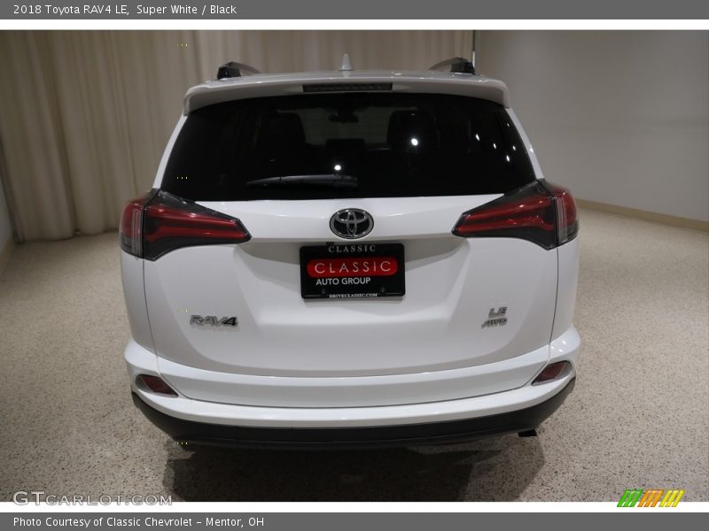 Super White / Black 2018 Toyota RAV4 LE