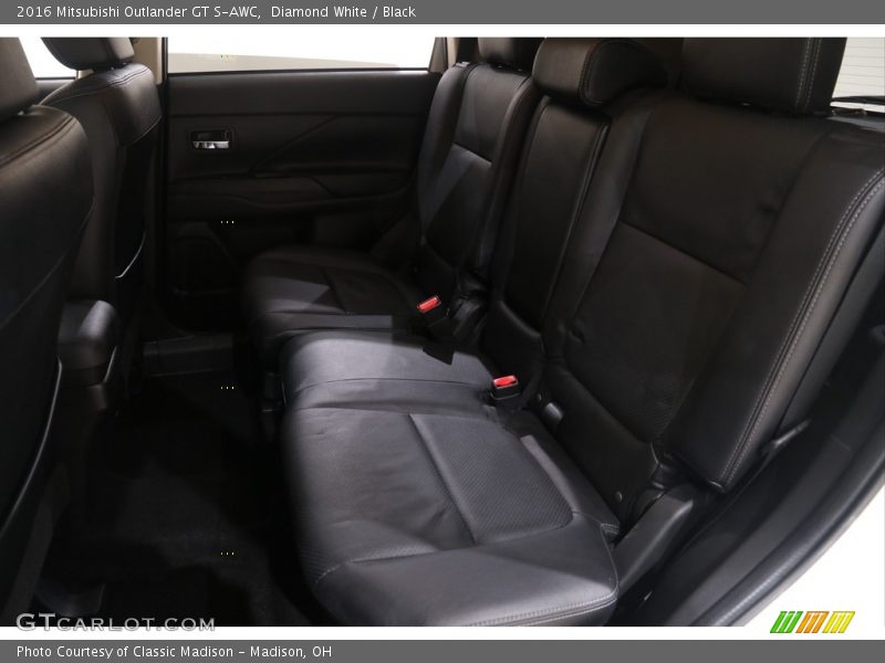 Diamond White / Black 2016 Mitsubishi Outlander GT S-AWC