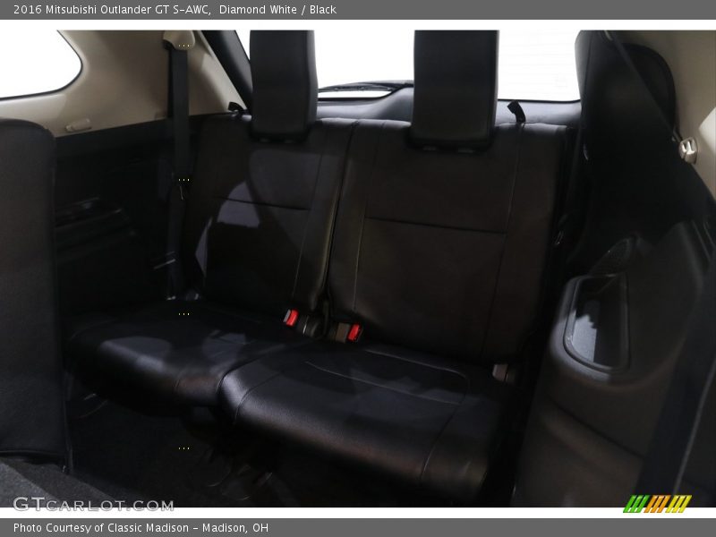 Diamond White / Black 2016 Mitsubishi Outlander GT S-AWC