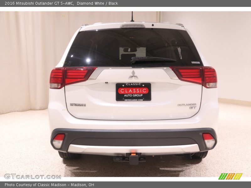 Diamond White / Black 2016 Mitsubishi Outlander GT S-AWC