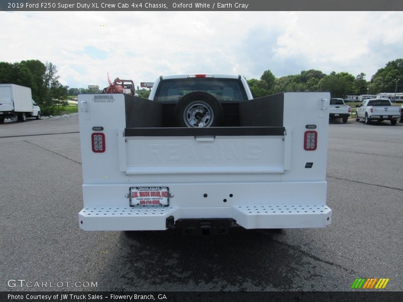 Oxford White / Earth Gray 2019 Ford F250 Super Duty XL Crew Cab 4x4 Chassis
