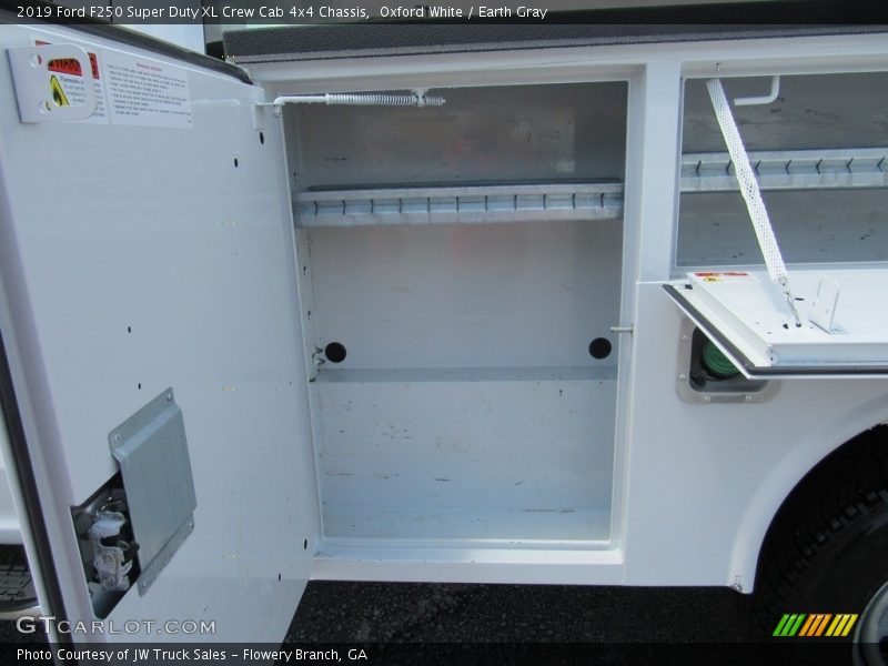 Oxford White / Earth Gray 2019 Ford F250 Super Duty XL Crew Cab 4x4 Chassis