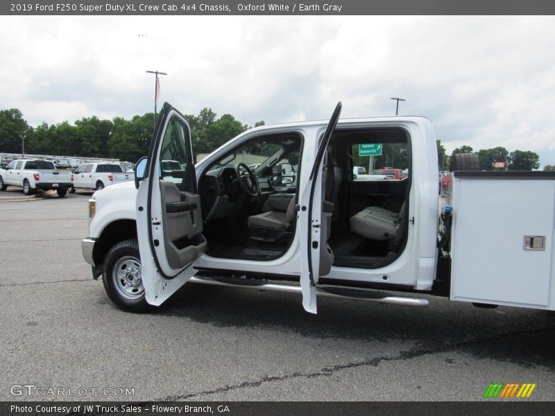Oxford White / Earth Gray 2019 Ford F250 Super Duty XL Crew Cab 4x4 Chassis