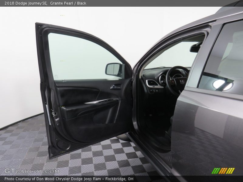 Granite Pearl / Black 2018 Dodge Journey SE