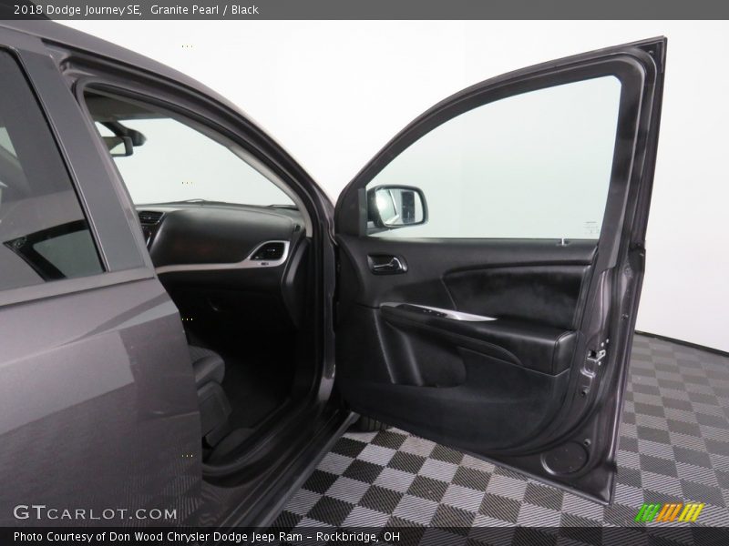 Granite Pearl / Black 2018 Dodge Journey SE