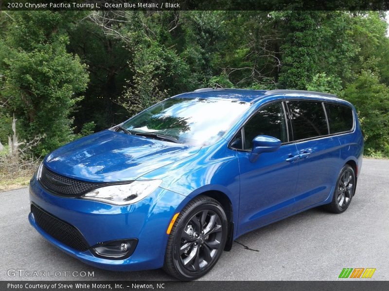 Front 3/4 View of 2020 Pacifica Touring L