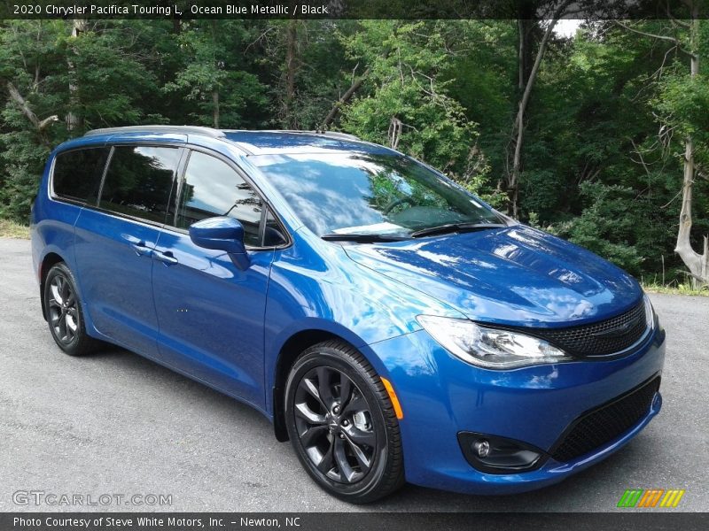 Front 3/4 View of 2020 Pacifica Touring L