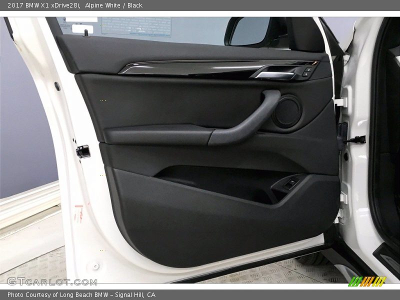 Alpine White / Black 2017 BMW X1 xDrive28i
