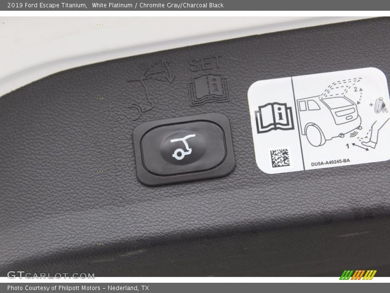 White Platinum / Chromite Gray/Charcoal Black 2019 Ford Escape Titanium