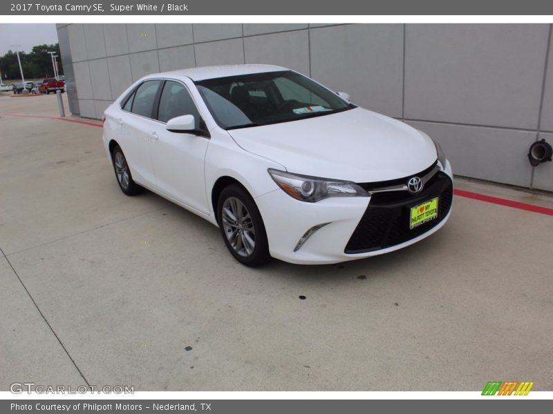 Super White / Black 2017 Toyota Camry SE
