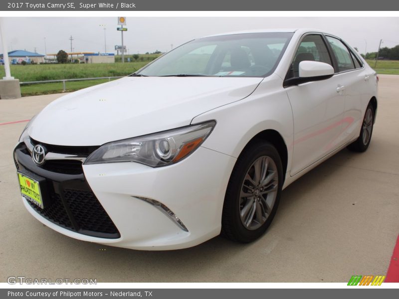 Super White / Black 2017 Toyota Camry SE
