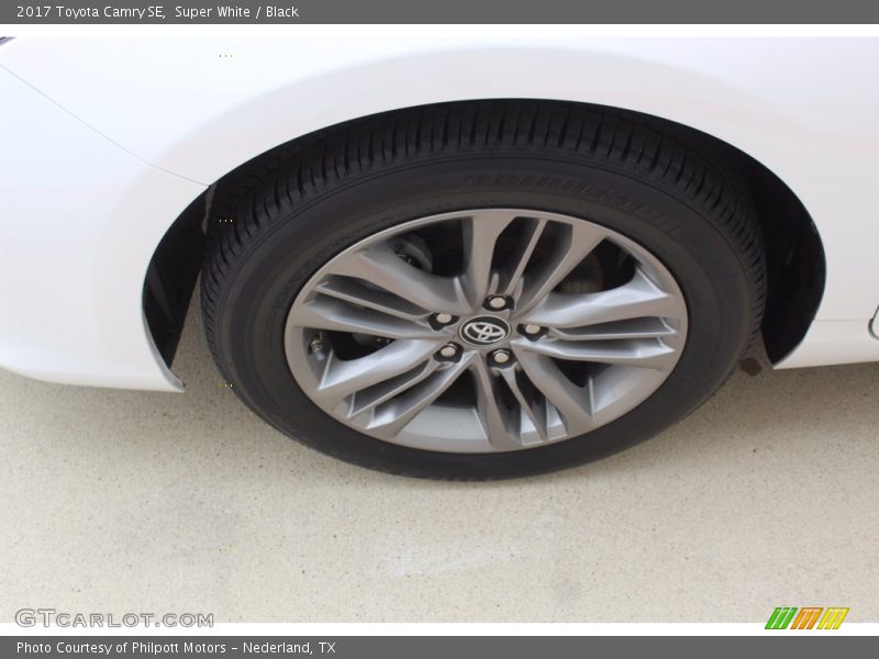 Super White / Black 2017 Toyota Camry SE