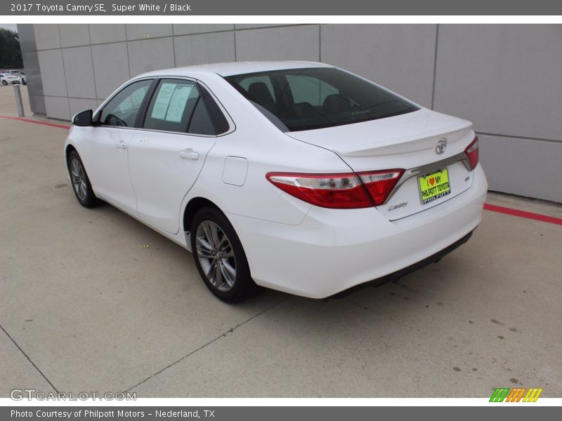 Super White / Black 2017 Toyota Camry SE