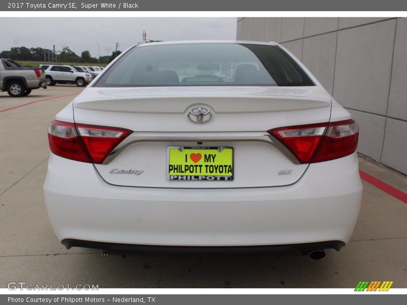 Super White / Black 2017 Toyota Camry SE