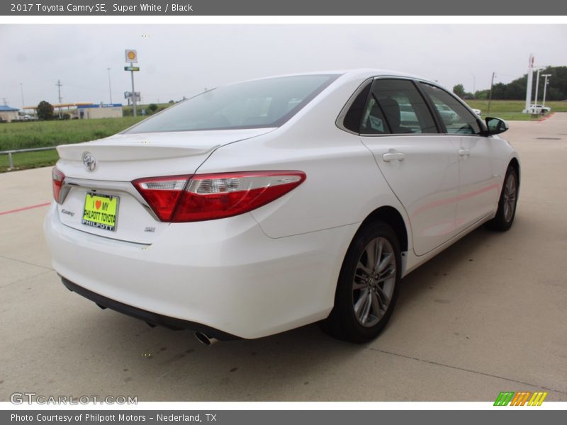 Super White / Black 2017 Toyota Camry SE