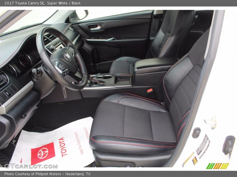 Super White / Black 2017 Toyota Camry SE