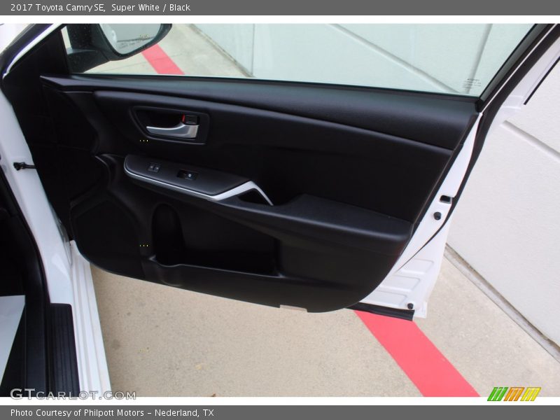 Super White / Black 2017 Toyota Camry SE