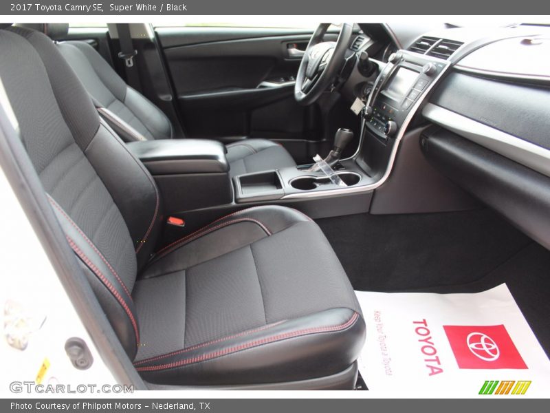 Super White / Black 2017 Toyota Camry SE