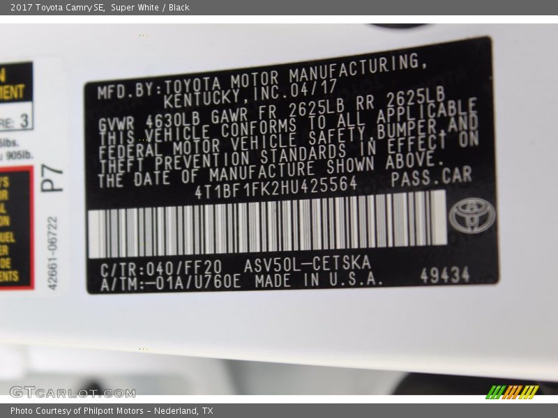 Super White / Black 2017 Toyota Camry SE