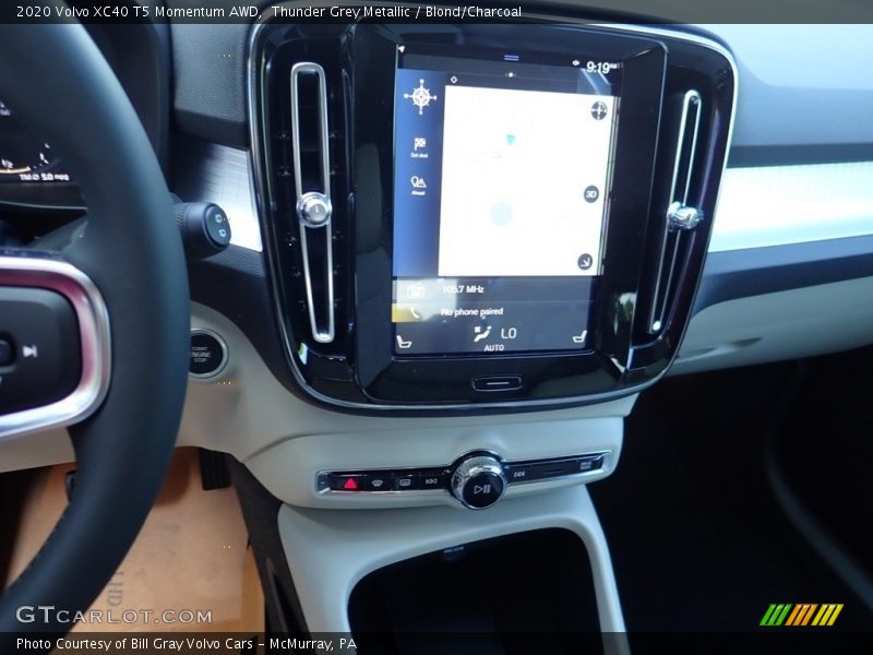Thunder Grey Metallic / Blond/Charcoal 2020 Volvo XC40 T5 Momentum AWD