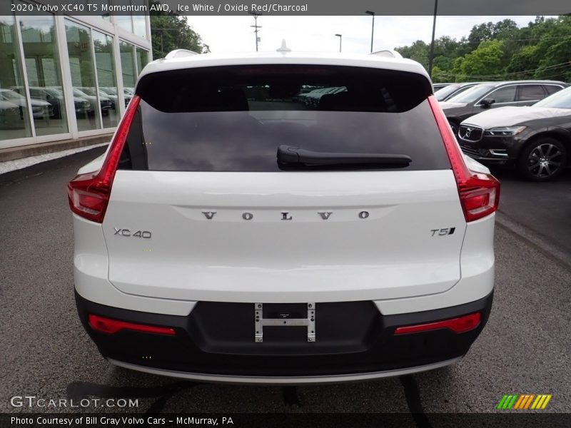 Ice White / Oxide Red/Charcoal 2020 Volvo XC40 T5 Momentum AWD