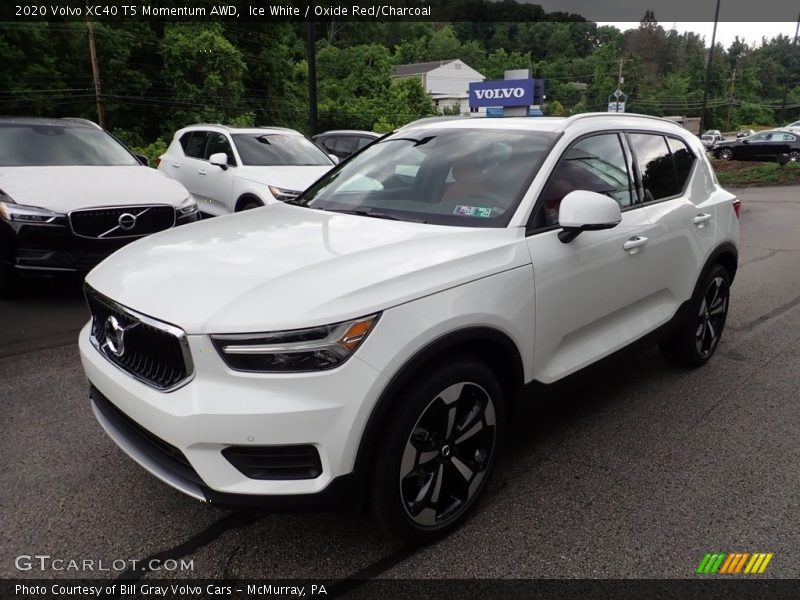 Ice White / Oxide Red/Charcoal 2020 Volvo XC40 T5 Momentum AWD