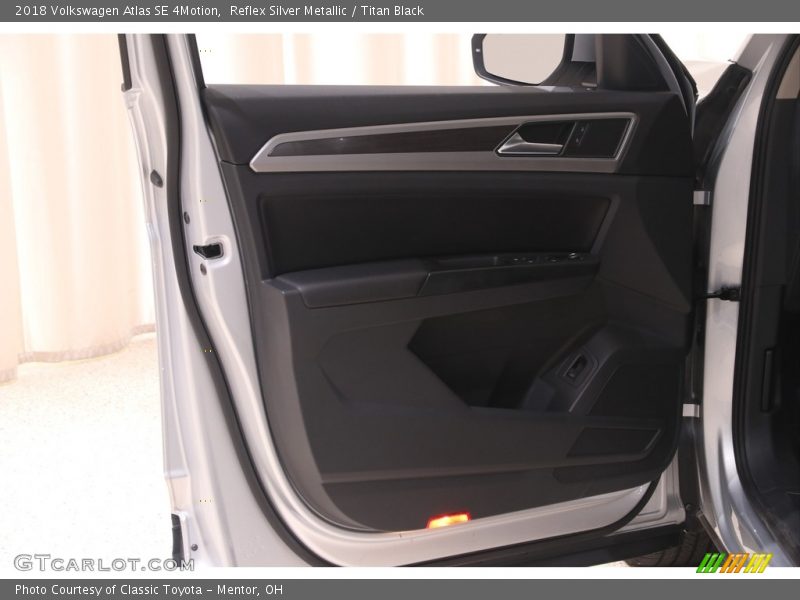 Reflex Silver Metallic / Titan Black 2018 Volkswagen Atlas SE 4Motion