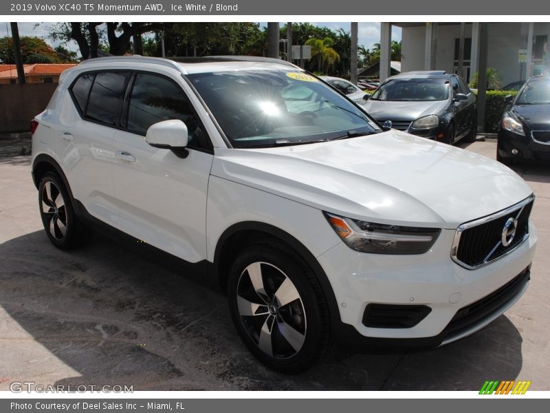 Front 3/4 View of 2019 XC40 T5 Momentum AWD