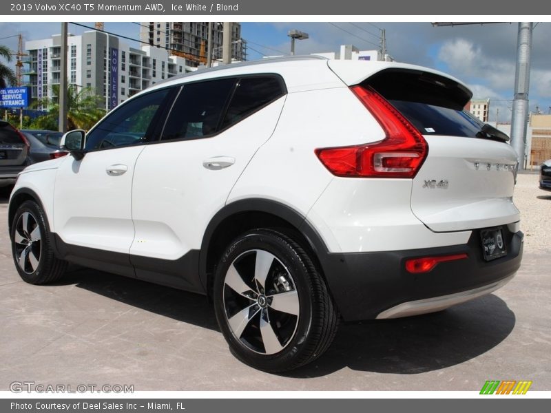 Ice White / Blond 2019 Volvo XC40 T5 Momentum AWD