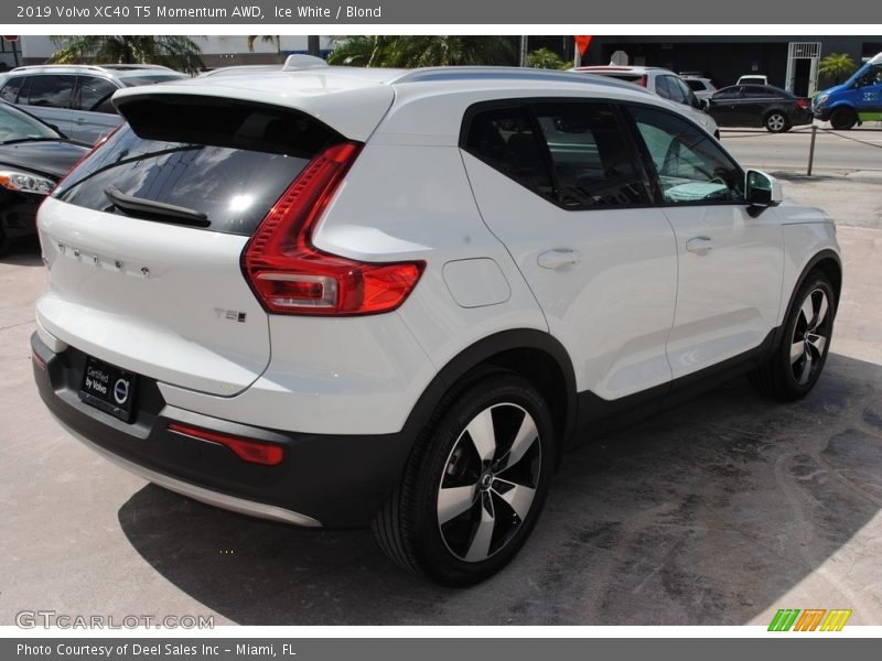 Ice White / Blond 2019 Volvo XC40 T5 Momentum AWD