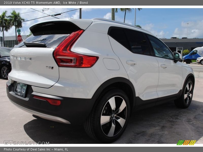 Ice White / Blond 2019 Volvo XC40 T5 Momentum AWD