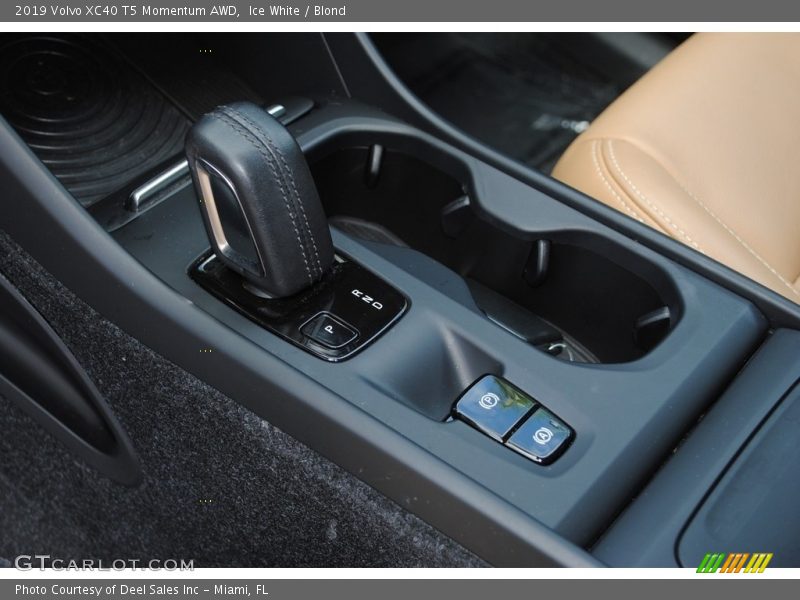 Ice White / Blond 2019 Volvo XC40 T5 Momentum AWD