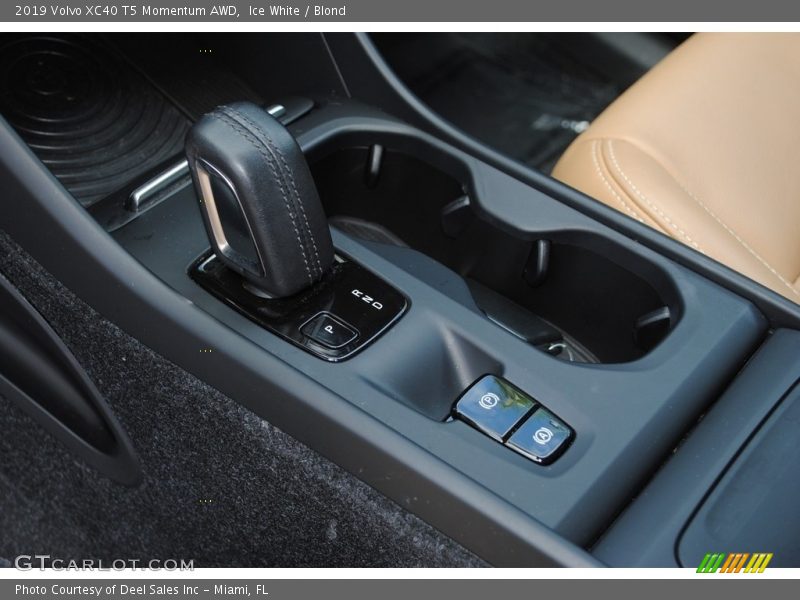 Ice White / Blond 2019 Volvo XC40 T5 Momentum AWD