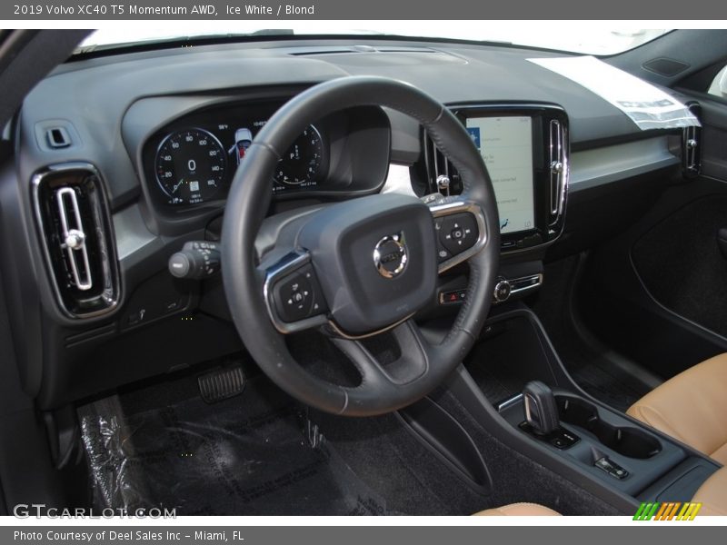 Dashboard of 2019 XC40 T5 Momentum AWD