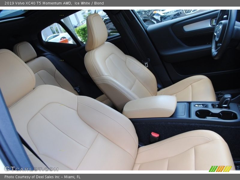 Front Seat of 2019 XC40 T5 Momentum AWD