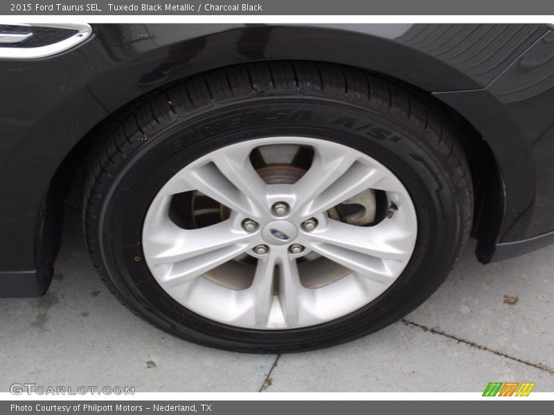 Tuxedo Black Metallic / Charcoal Black 2015 Ford Taurus SEL