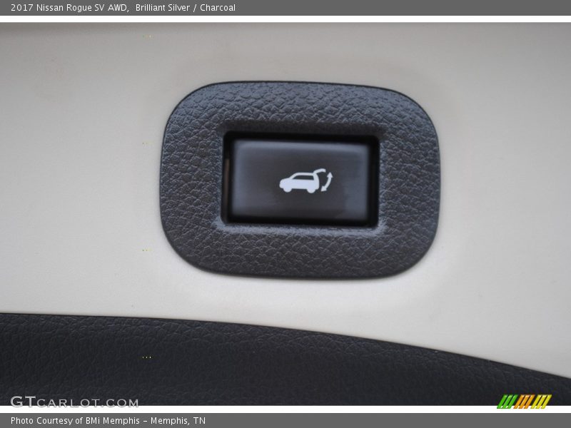 Brilliant Silver / Charcoal 2017 Nissan Rogue SV AWD