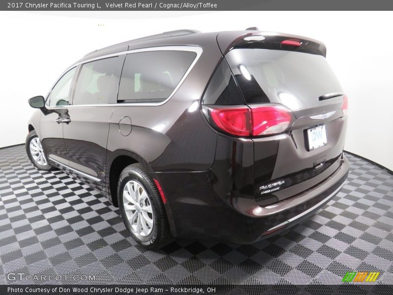 Velvet Red Pearl / Cognac/Alloy/Toffee 2017 Chrysler Pacifica Touring L