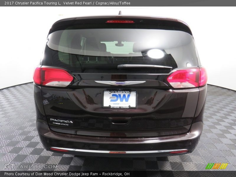 Velvet Red Pearl / Cognac/Alloy/Toffee 2017 Chrysler Pacifica Touring L