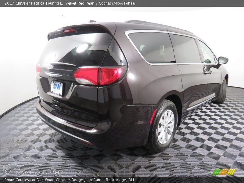 Velvet Red Pearl / Cognac/Alloy/Toffee 2017 Chrysler Pacifica Touring L
