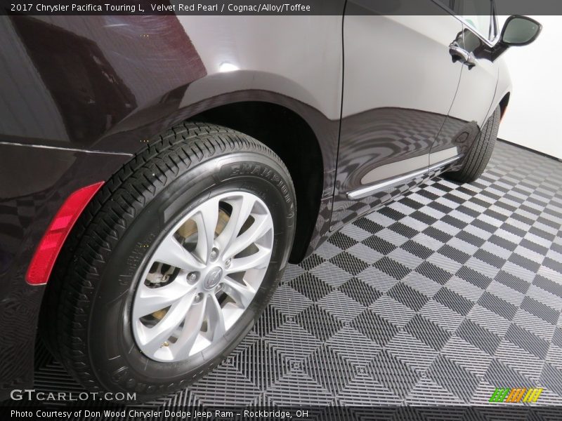 Velvet Red Pearl / Cognac/Alloy/Toffee 2017 Chrysler Pacifica Touring L
