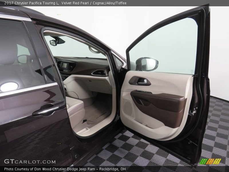 Velvet Red Pearl / Cognac/Alloy/Toffee 2017 Chrysler Pacifica Touring L