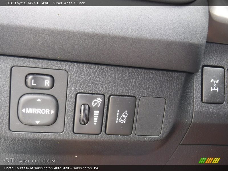 Super White / Black 2018 Toyota RAV4 LE AWD