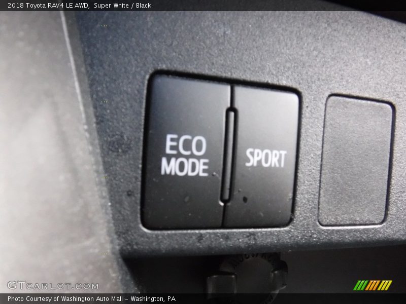 Super White / Black 2018 Toyota RAV4 LE AWD
