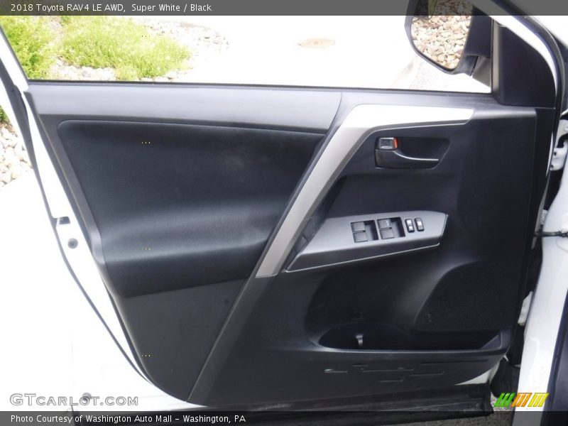 Super White / Black 2018 Toyota RAV4 LE AWD