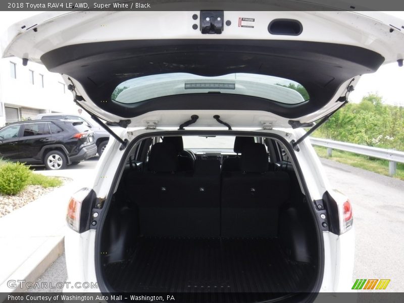 Super White / Black 2018 Toyota RAV4 LE AWD