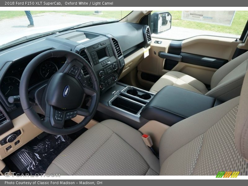 Oxford White / Light Camel 2018 Ford F150 XLT SuperCab