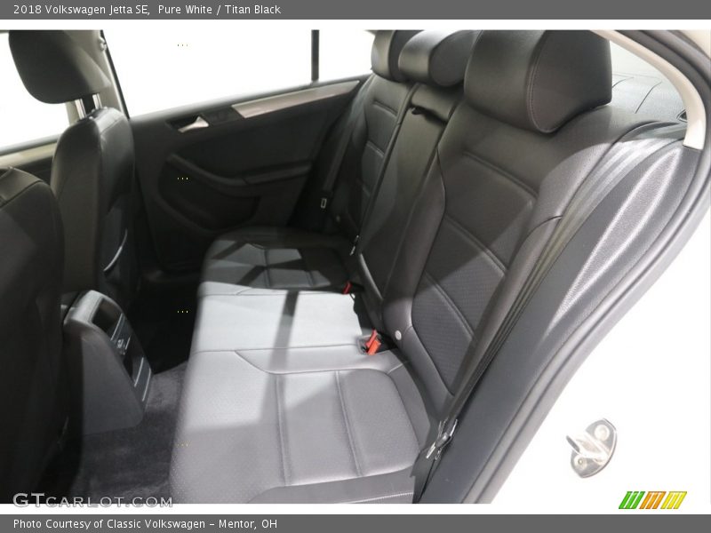 Pure White / Titan Black 2018 Volkswagen Jetta SE